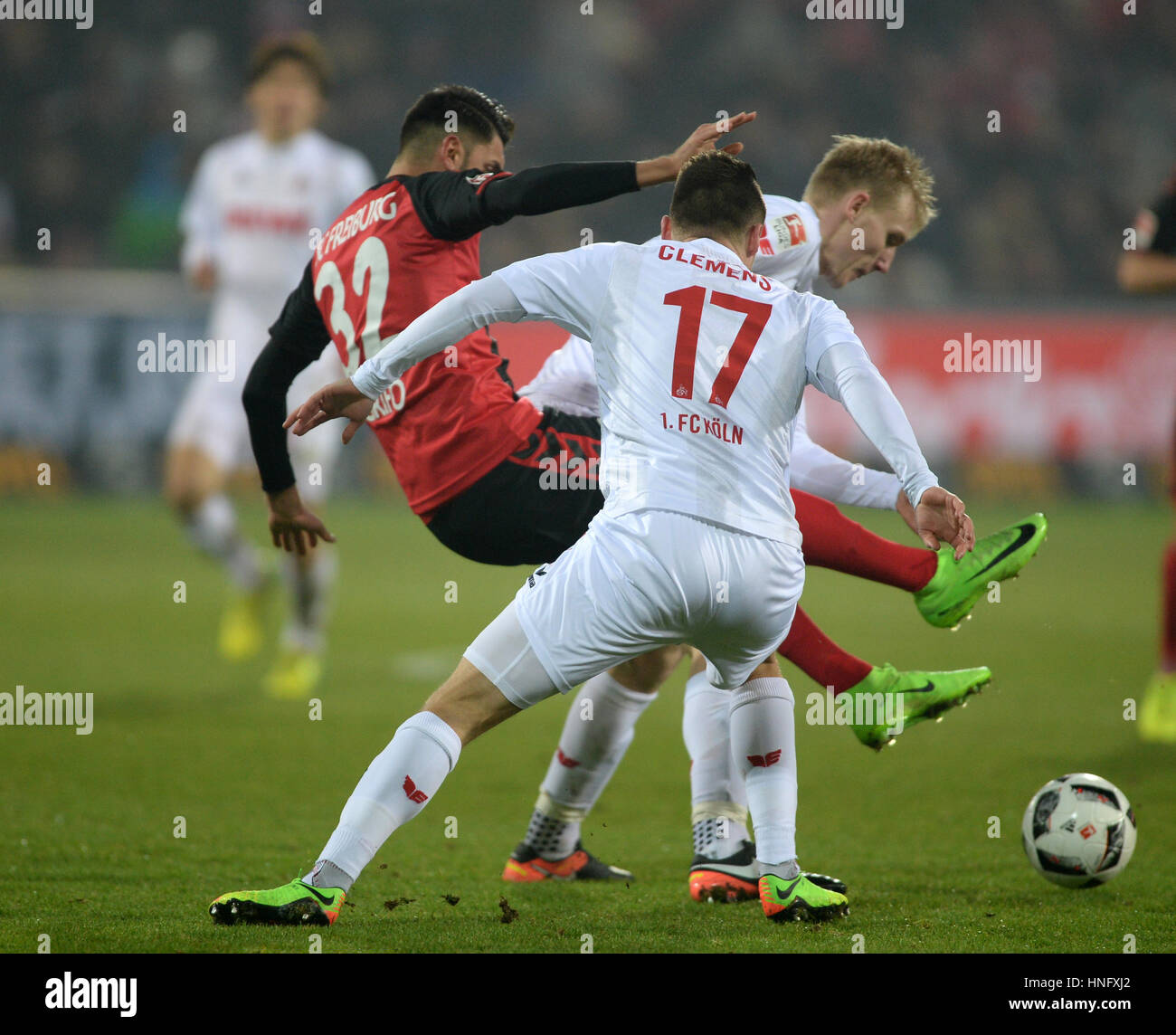 Freiburg, Deutschland. 12. Februar 2017. Vincenzo Grifo (l) im Kampf gegen Christian Clemens (M) und Frederik Soerensen (r) aus Köln Kampf um den Ball in der deutschen Bundesliga-Fußballspiel zwischen SC Freiburg und 1. FC Köln im Schwarzwald-Stadion in Freiburg, Deutschland, 12. Februar 2017. (EMBARGO Bedingungen - Achtung: aufgrund der Akkreditierungsrichtlinien die DFL nur erlaubt die Veröffentlichung und Nutzung von bis zu 15 Bilder pro Spiel im Internet und in Online-Medien während des Spiels.) Foto: Patrick Seeger/Dpa/Alamy Live News Stockfoto