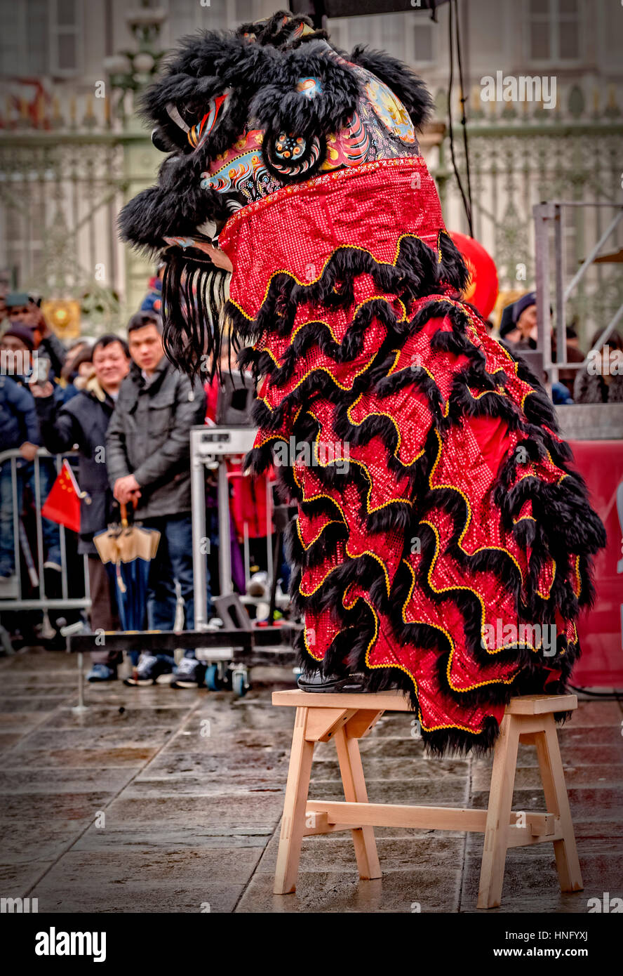 Turin, Italien. 12. Februar 2017. Feiern für das chinesische Neujahr, auch bekannt als die Lunar New Year oder Frühlingsfest und Drachentanz - 2017 Jahr des Hahnes - Löwen tanzen Credit: wirklich Easy Star/Alamy Live News Stockfoto