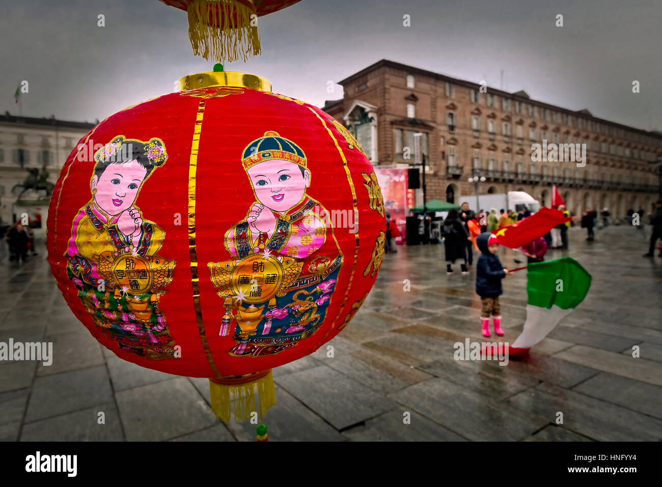 Turin, Italien. 12. Februar 2017. Feiern für das chinesische Neujahr, auch bekannt als die Lunar New Year oder Frühlingsfest und Drachentanz - 2017 Jahr des Hahnes Credit: wirklich Easy Star/Alamy Live News Stockfoto
