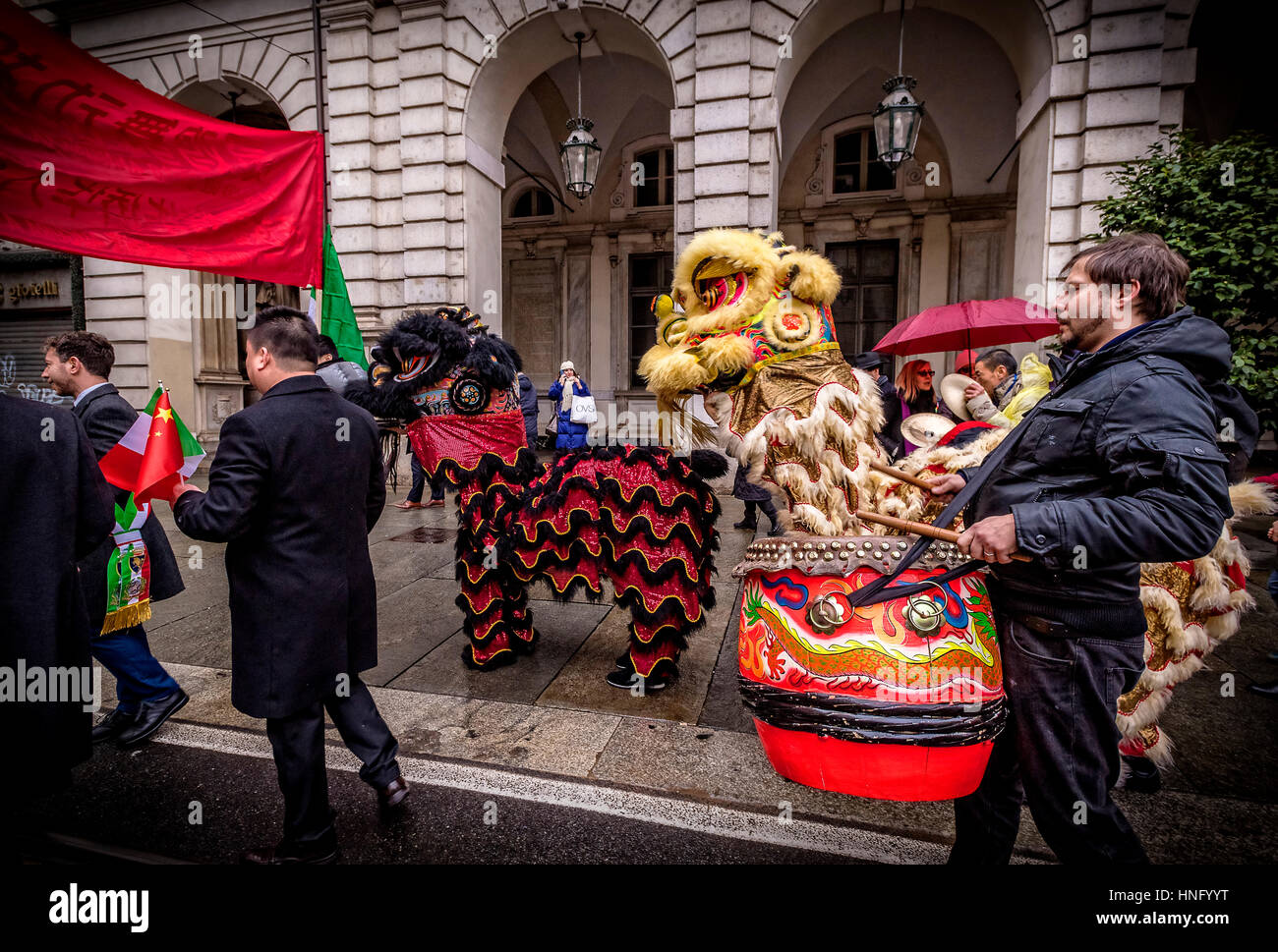 Turin, Italien. 12. Februar 2017. Feiern für das chinesische Neujahr, auch bekannt als die Lunar New Year oder Frühlingsfest und Drachentanz - 2017 Jahr des Hahnes-parade Credit: wirklich Easy Star/Alamy Live News Stockfoto