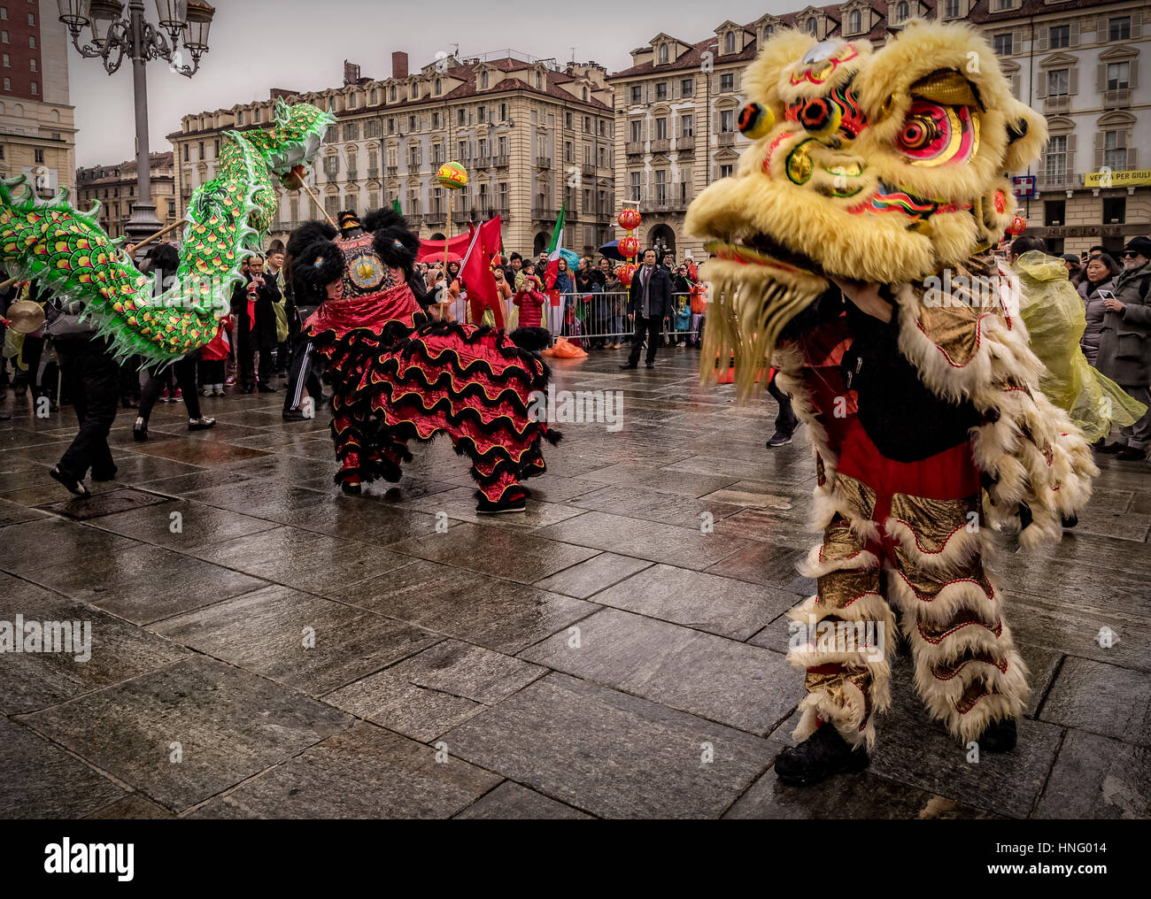 Turin, Italien. 12. Februar 2017. Feiern für das chinesische Neujahr, auch bekannt als die Lunar New Year oder Frühlingsfest und Drachentanz - 2017 Jahr des Hahnes - Löwen tanzen Credit: wirklich Easy Star/Alamy Live News Stockfoto