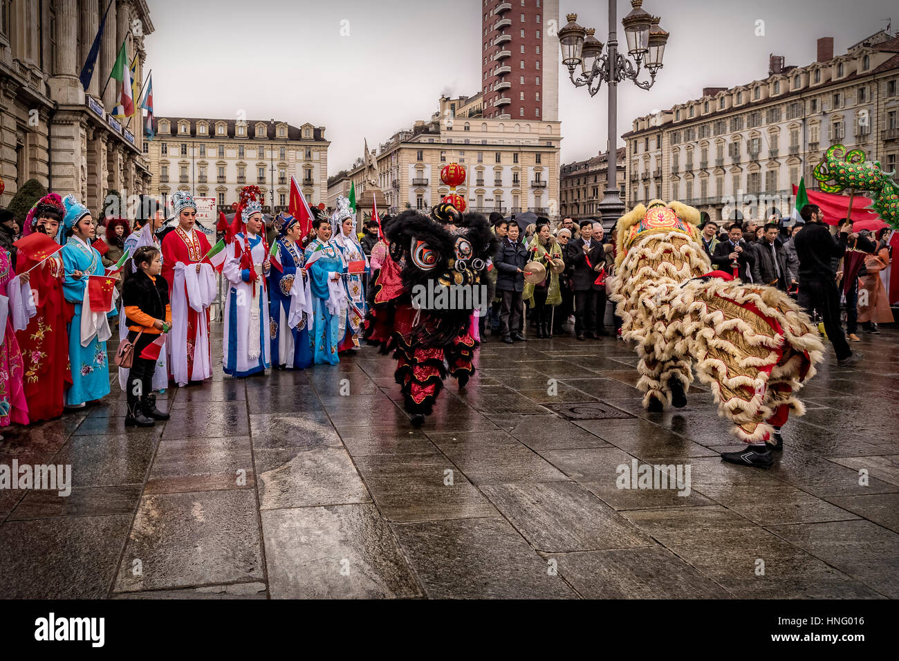 Turin, Italien. 12. Februar 2017. Feiern für das chinesische Neujahr, auch bekannt als die Lunar New Year oder Frühlingsfest und Drachentanz - 2017 Jahr des Hahnes - Löwen tanzen Credit: wirklich Easy Star/Alamy Live News Stockfoto