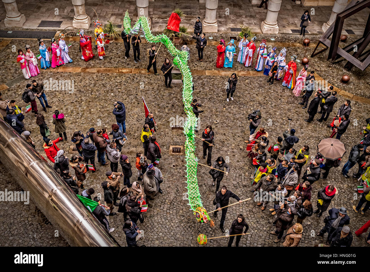 Turin, Italien. 12. Februar 2017. Feiern für das chinesische Neujahr, auch bekannt als die Lunar New Year oder Frühlingsfest und Drachentanz - 2017 Jahr des Hahnes Credit: wirklich Easy Star/Alamy Live News Stockfoto