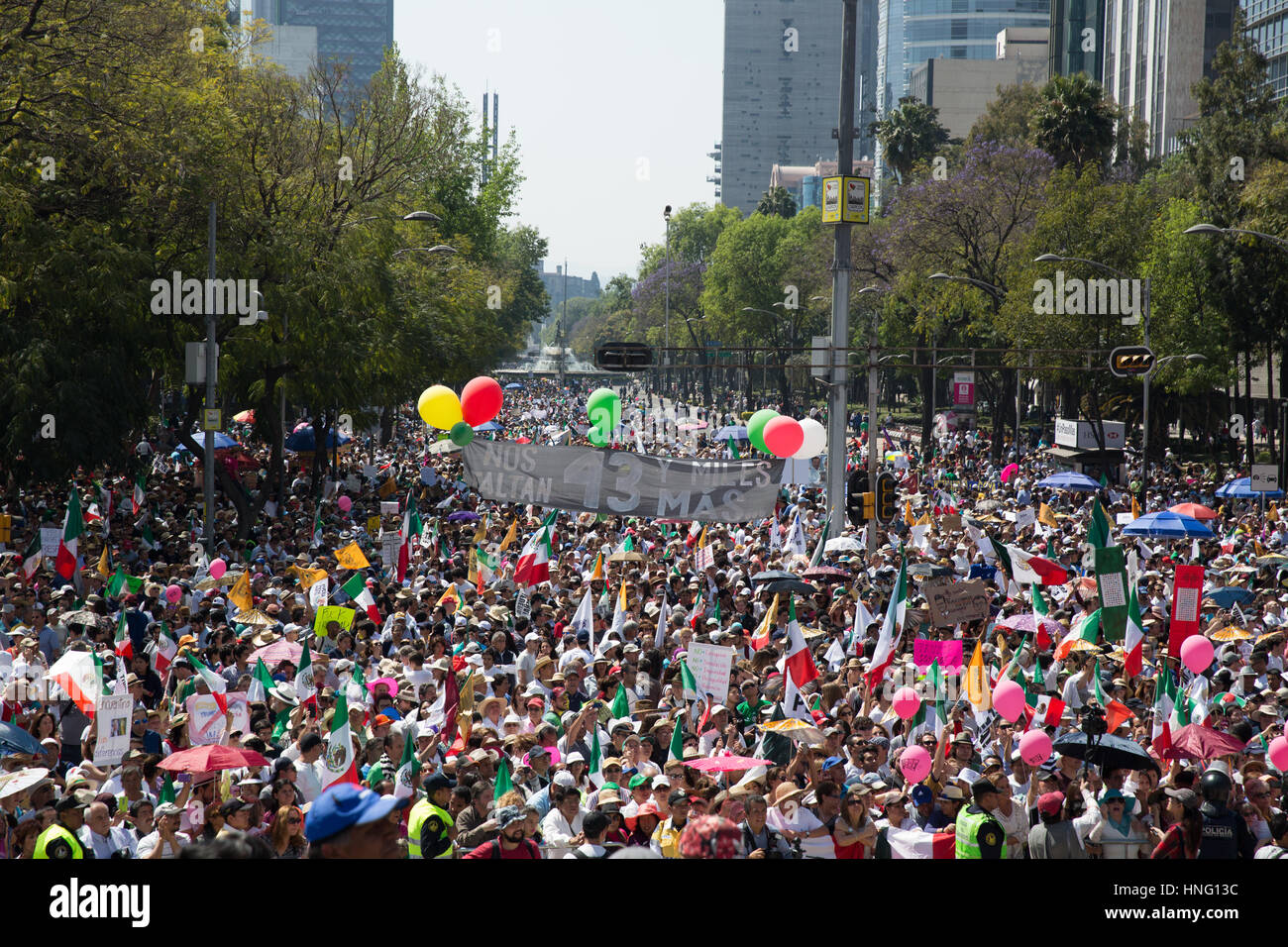 Mexico City, Mexiko. 12. Februar 2017. Während eine Anti-Trump-Marsch in Mexico City, Mexiko auf 12. Februar 2017 halten Tausende mexikanische Fahnen und Schilder gegen US-Präsident Donald Trump. Bildnachweis: Benedicte Desrus/Alamy Live-Nachrichten Stockfoto