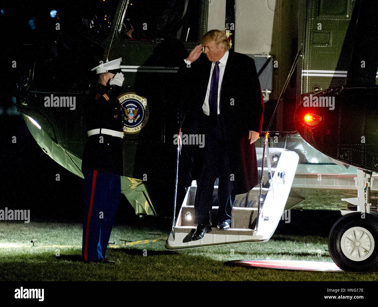 Vereinigte Staaten Präsident Donald J. Trump grüßt die Marine Guard als er ins Weiße Haus nach eine Wochenendreise nach Mar-a-Lago, Florida auf Sonntag, 12. Februar 2017 zurückkehrt. Der Präsident war Freitag und Samstag mit Premierminister Shinzo Abe spielen Stockfoto