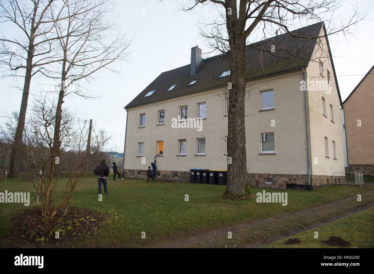 Clausnitz, Deutschland. 25. November 2016. Kindern steht man vor einem Flüchtling Unterkunft in Clausnitz, Deutschland, 25. November 2016. Die Fotos der Flüchtling Busse in Clausnitz gingen um die Welt, wo vor einem Jahr ein ein wütender Mob Angst Personen in den Fahrzeugen im Moment Frieden hat sich auf den Bereich angesiedelt, auch wenn viele Hoffnungen der Menschen dort nicht eingehalten worden sind. Foto: Sebastian Kahnert/Dpa-Zentralbild/Dpa/Alamy Live News Stockfoto