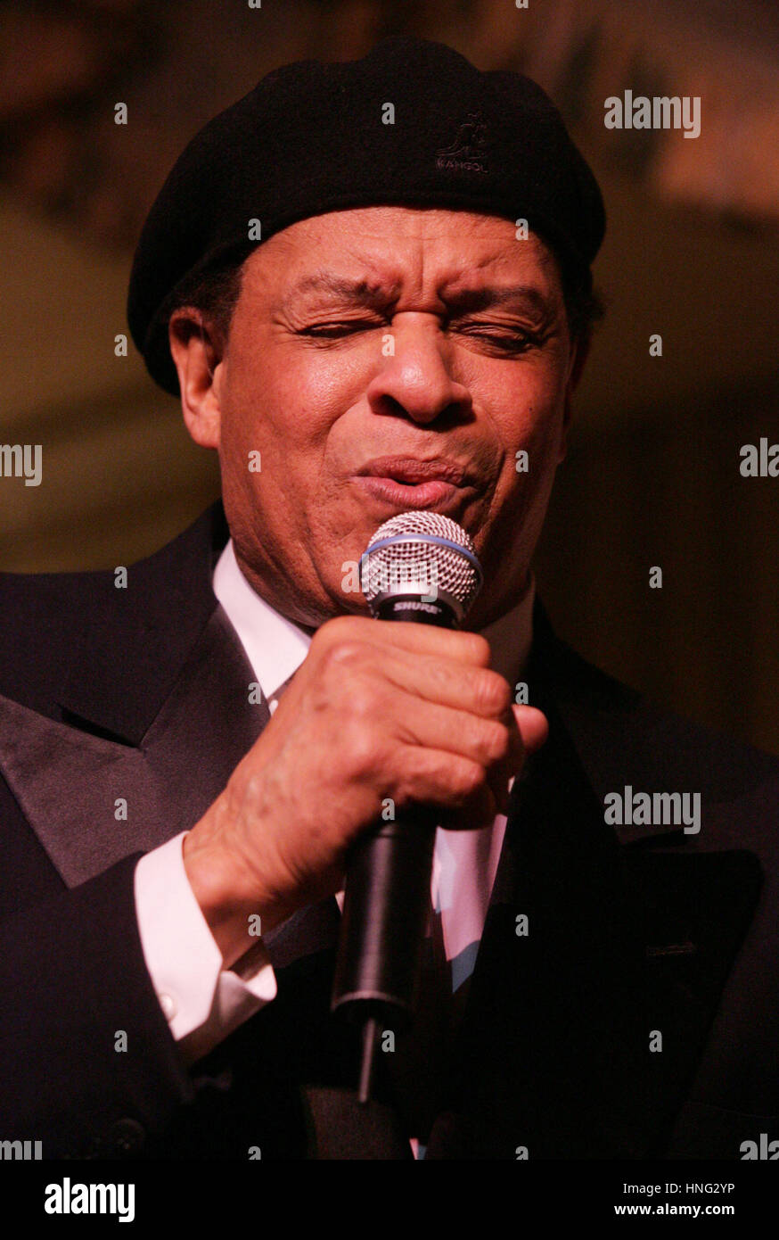 Datei. 12. Februar 2017. ALWIN LOPEZ 'AL' JARREAU (12. März 1940 - 12. Februar 2017) war eine US-amerikanische jazz-Sängerin. Er gewann sieben Grammy Awards und wurde für mehr als ein Dutzend mehr nominiert. Er ist vielleicht am besten bekannt für sein Album 1981 Breakin ' Away, für den Titelsong der Ende der 1980er Jahre TV-Serie gesungen Schwarzarbeit und als Darsteller in der 1985 Charity-Song "We Are the World." Im Bild: 27. Februar 2006; New York - Jazz Künstler Sänger AL JARREAU auf die Leistung und die Preisverleihung für die neue Schule für Jazz und zeitgenössische Musik 2006 Beacons Awards Gala im Pierre Hotel statt. Stockfoto