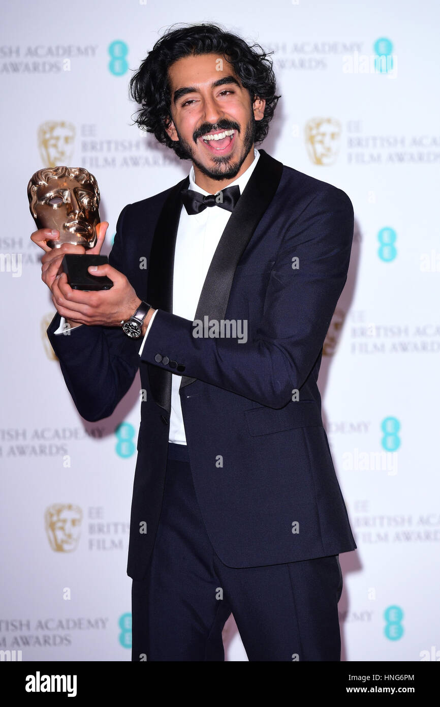 Dev Patel Mit Seinem Award Als Bester Nebendarsteller Fur Den Film Lion Im Presseraum Wahrend Der Ee British Academy Film Awards Statt In Der Royal Albert Hall Kensington Gore Kensington London Stockfotografie