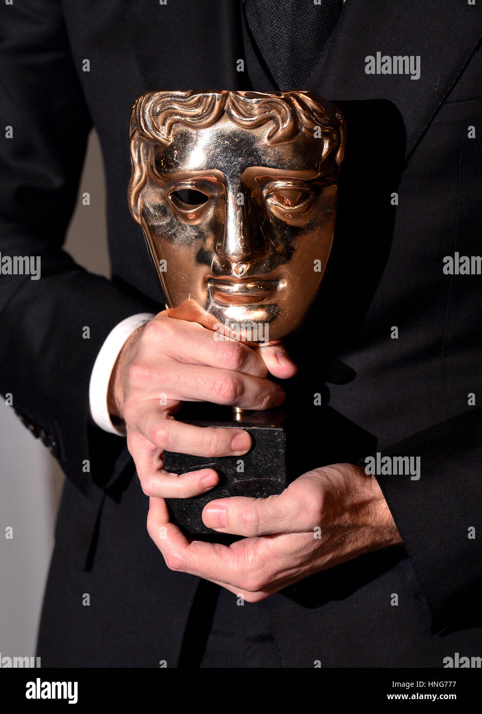 Einen Bafta Award findet außerhalb der after-Show Party für den EE British Academy Film Awards im Grosvenor House Hotel im Zentrum von London. Stockfoto