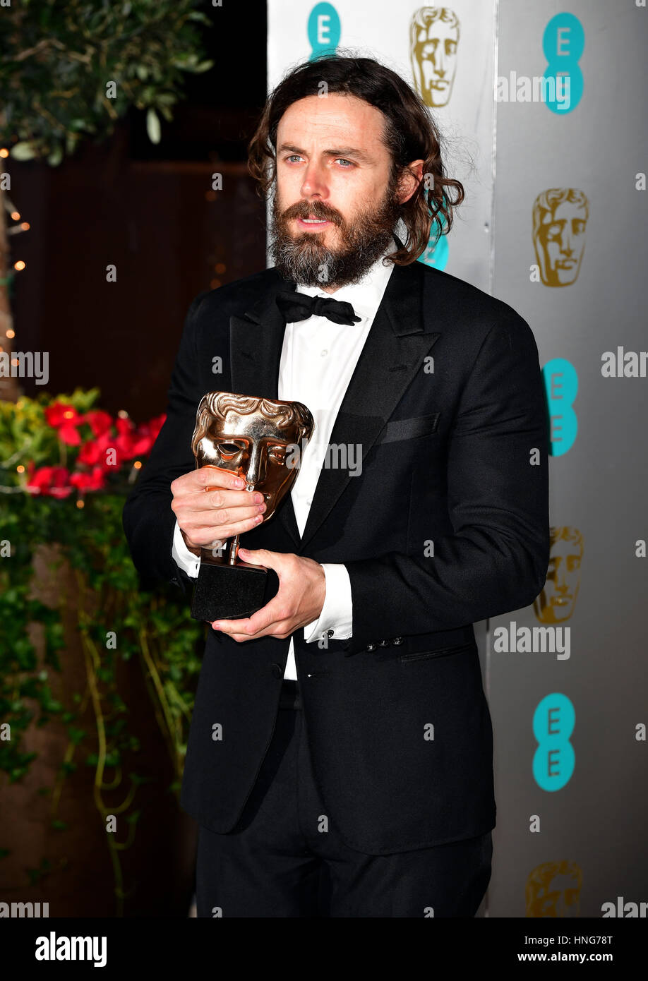Casey Affleck mit seinem BAFTA-Award für bester Hauptdarsteller für Manchester am Meer an der after-Show party für den EE British Academy Film Awards im Grosvenor House Hotel im Zentrum von London. Stockfoto
