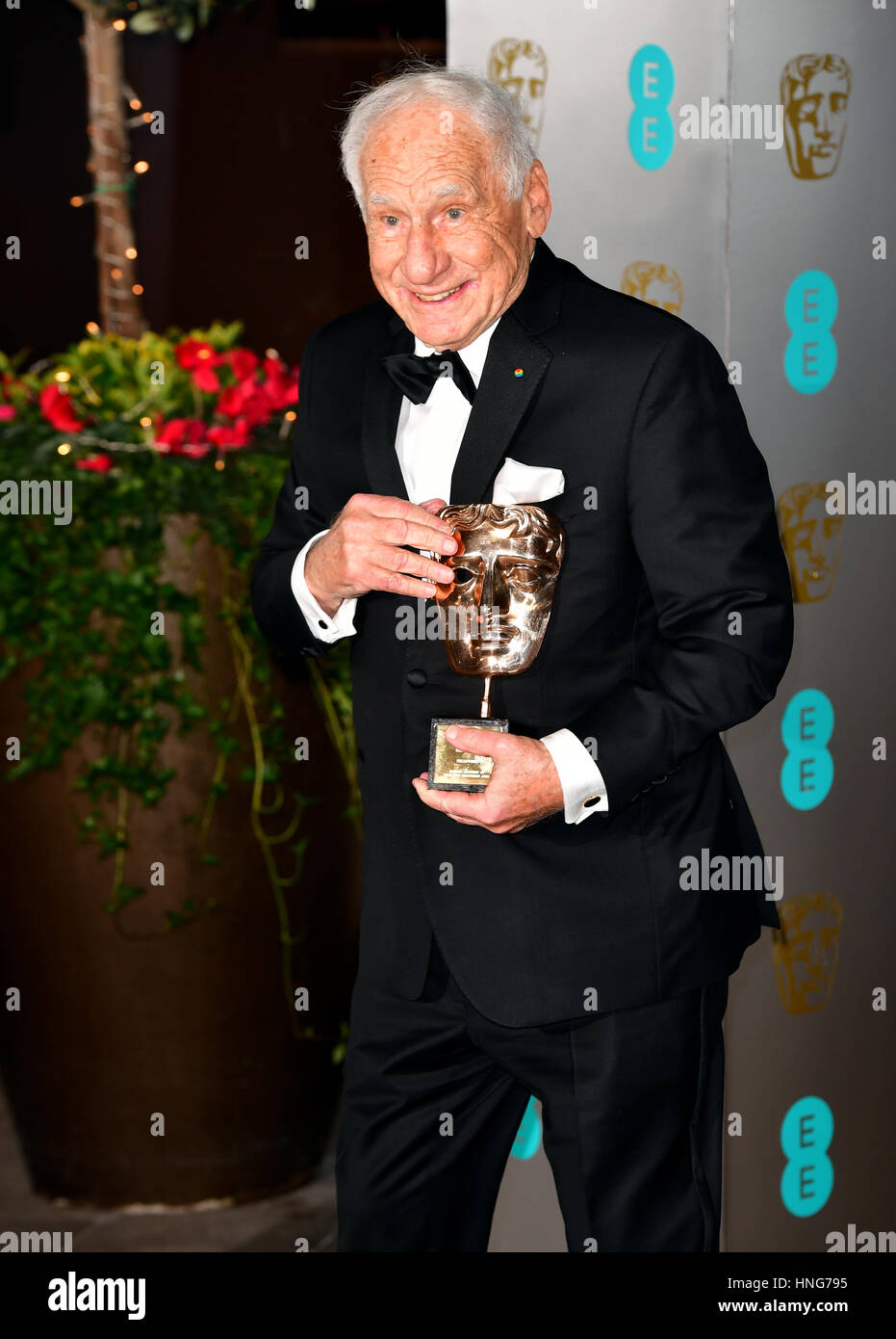 Mel Brooks mit seiner Gemeinschaft BAFTA Award, Teilnahme an der after-Show party für den EE British Academy Film Awards im Grosvenor House Hotel im Zentrum von London. Stockfoto
