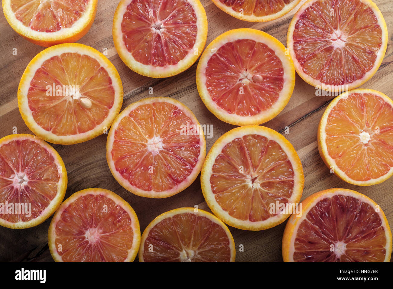Frisch geschnitten Hälfte Orangen auf Holztisch Stockfoto