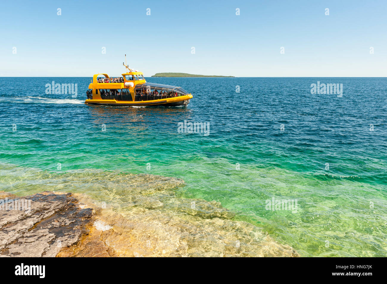 Eine tour Boot führt am Ufer des Blumentopf Insel auf Georgian Bay an der Fathom Five National Marine Park, Bruce Peninsula, Ontario, Kanada. Stockfoto Eine tour Boot führt am Ufer des Blumentopf Insel auf Georgian Bay an der Fathom Five National Marine Park, Bruce Peninsula, Ontario, Kanada. Stockfoto