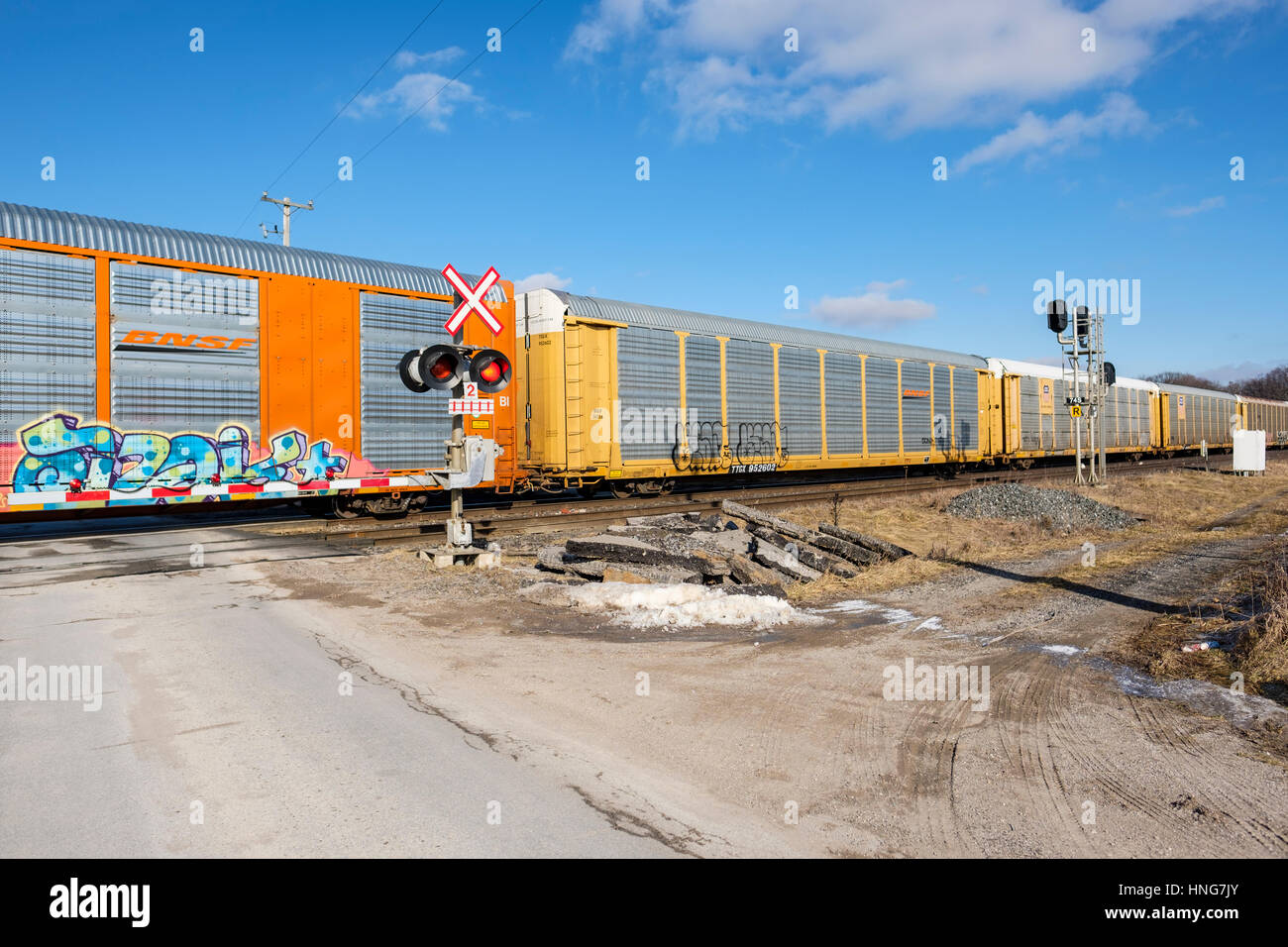 Güterwagen, passieren einen Bahnübergang im Laufe des Tages in Südwest-Ontario, Kanada. Stockfoto