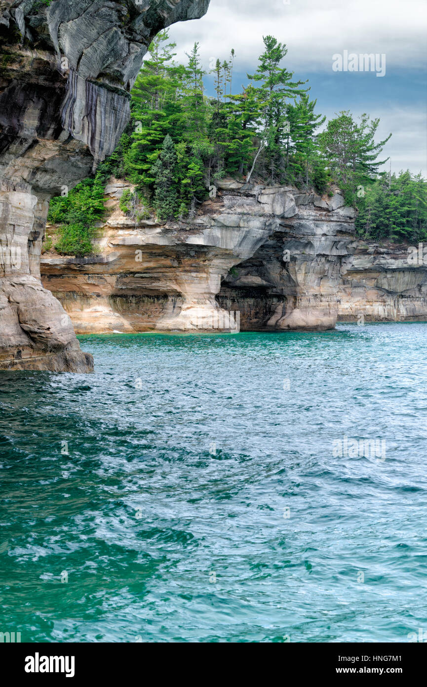 Felsen und Wasser an malerischen Bild Felsen-Staatsangehöriger Lakeshore am Lake Superior in Michigan. Stockfoto