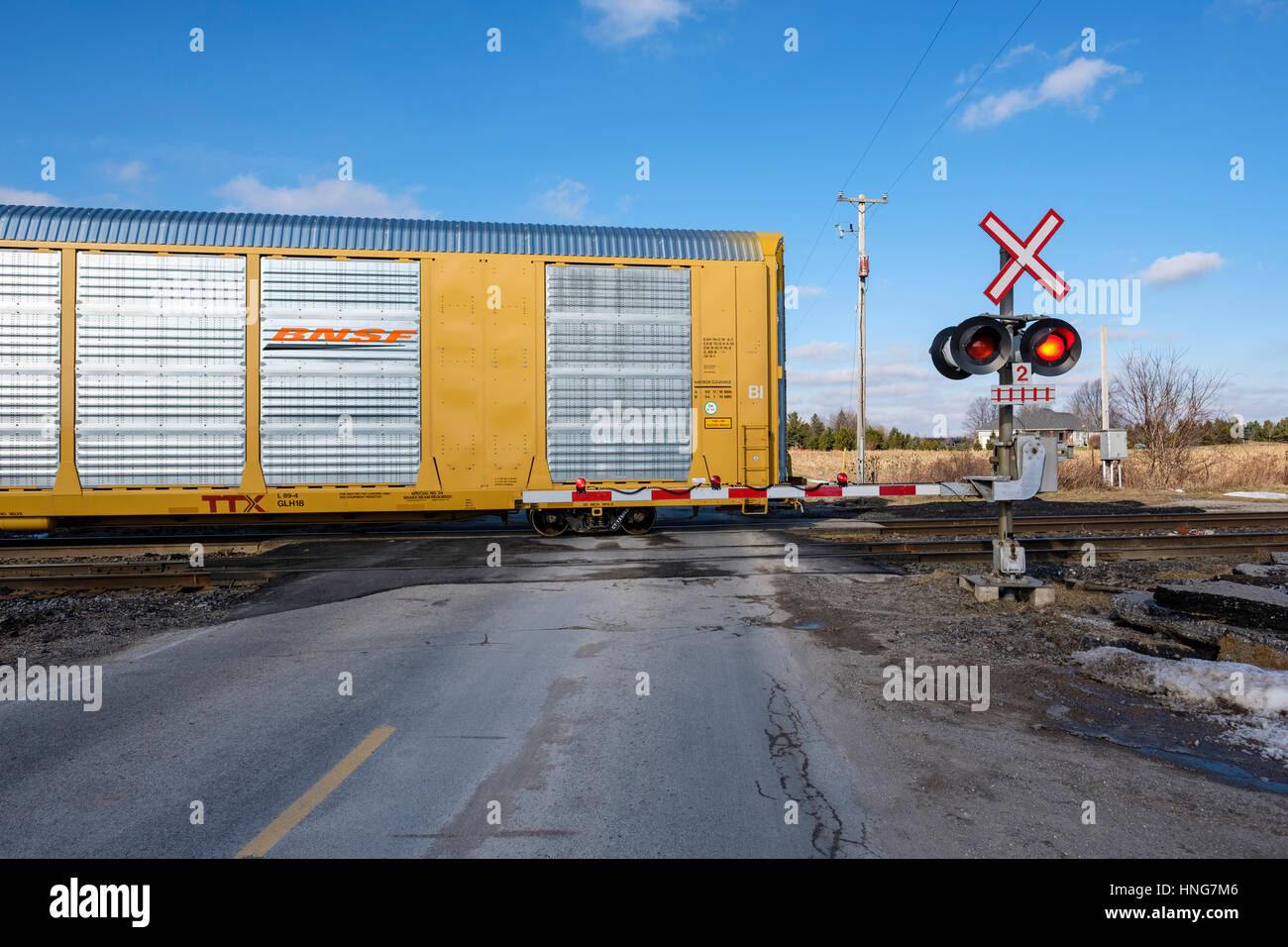 Güterwagen, passieren einen Bahnübergang im Laufe des Tages in Südwest-Ontario, Kanada. Stockfoto
