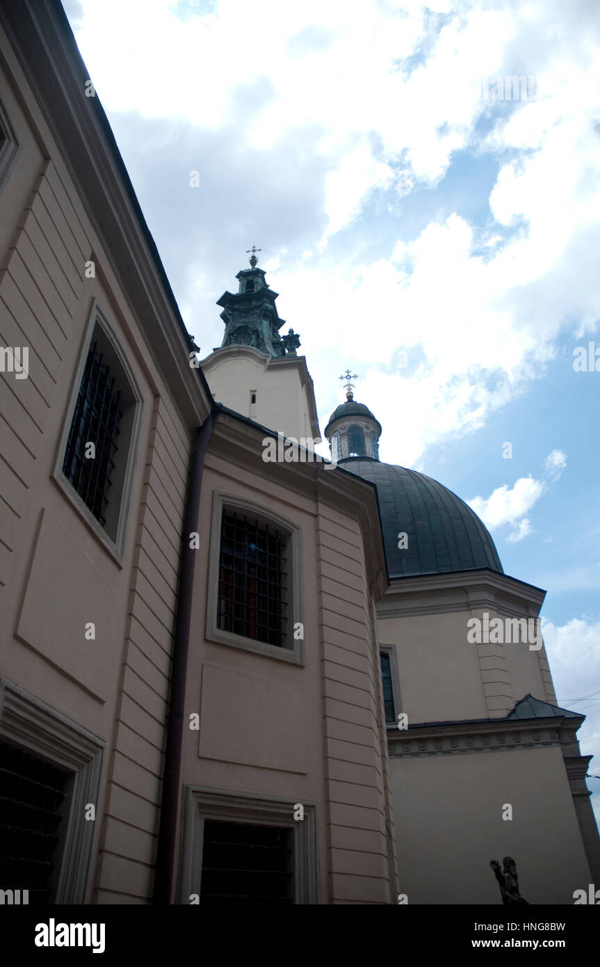 Kuppelkirchenarchitektur von unten – traditionelles religiöses Gebäude in Lemberg, Ukraine Stockfoto