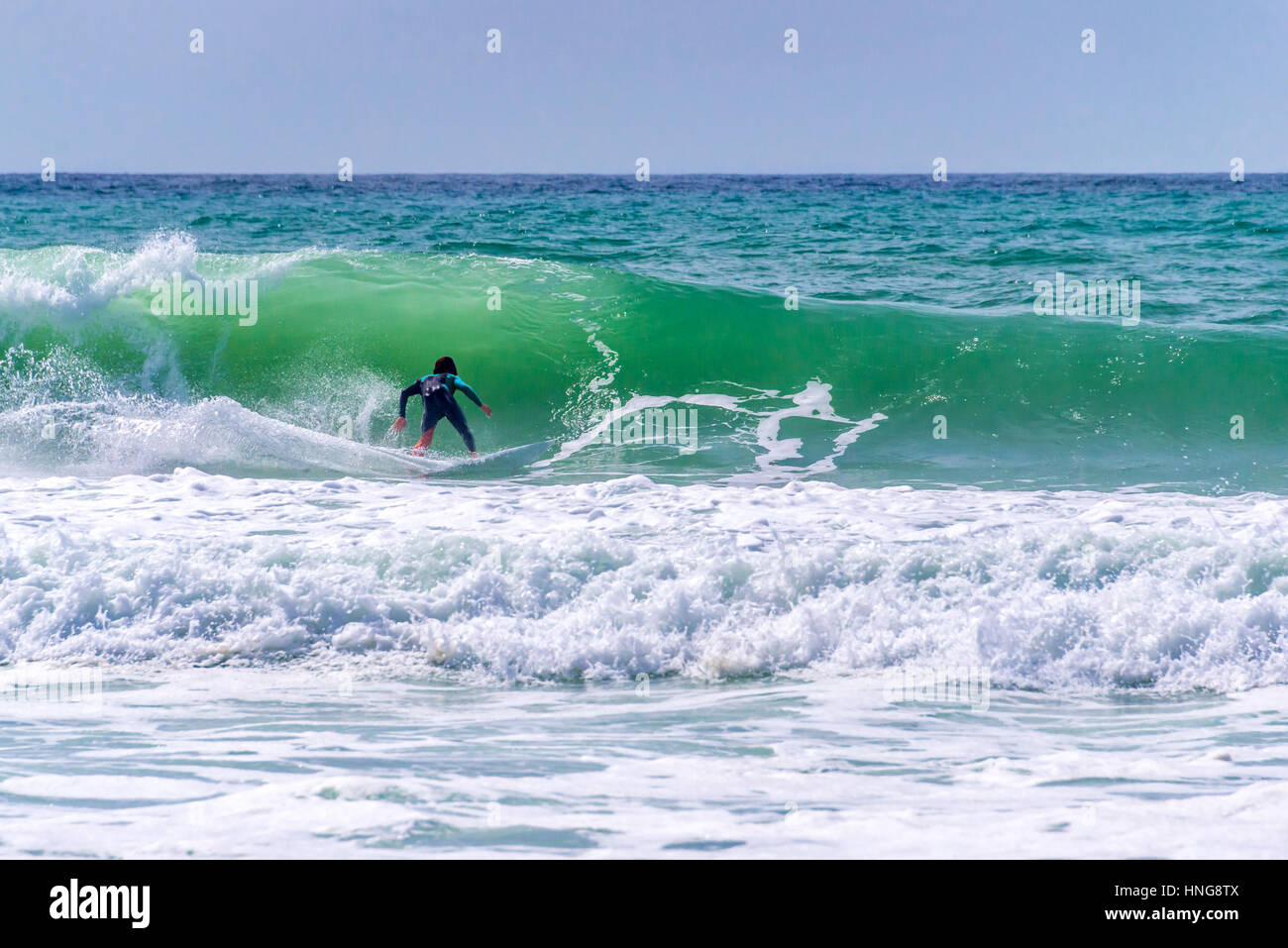 Surfer, die auf einer riesigen Welle während World Surf League Wettbewerb in Lacanau, Frankreich Stockfoto