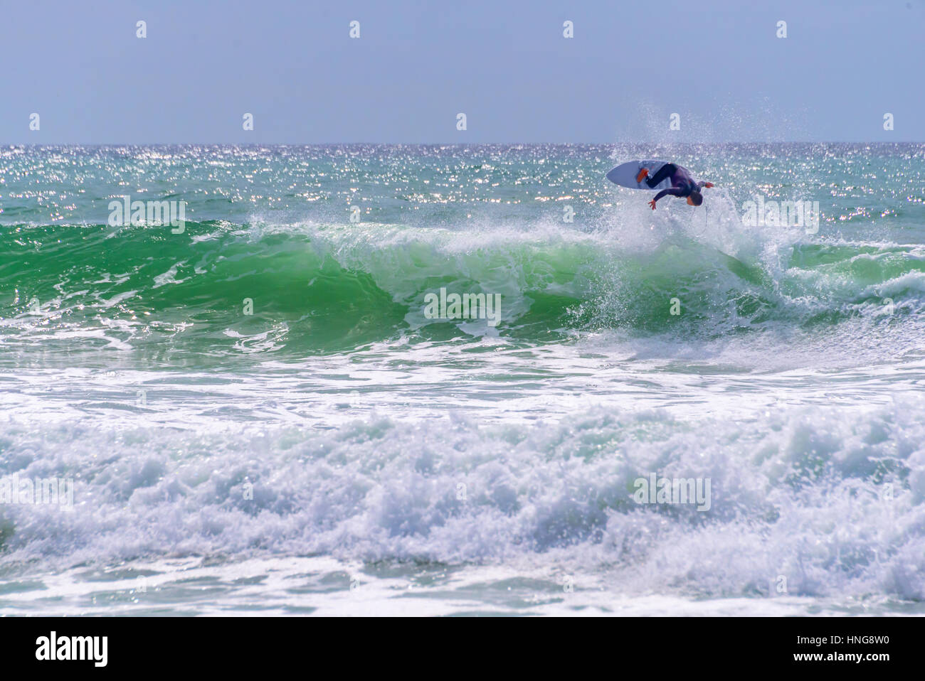 Surfer, die auf einer riesigen Welle während World Surf League Wettbewerb in Lacanau, Frankreich Stockfoto
