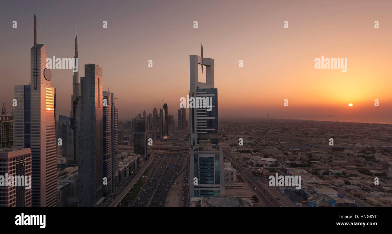 Dubai Sheikh Zayed Road Sonnenuntergang Stockfoto