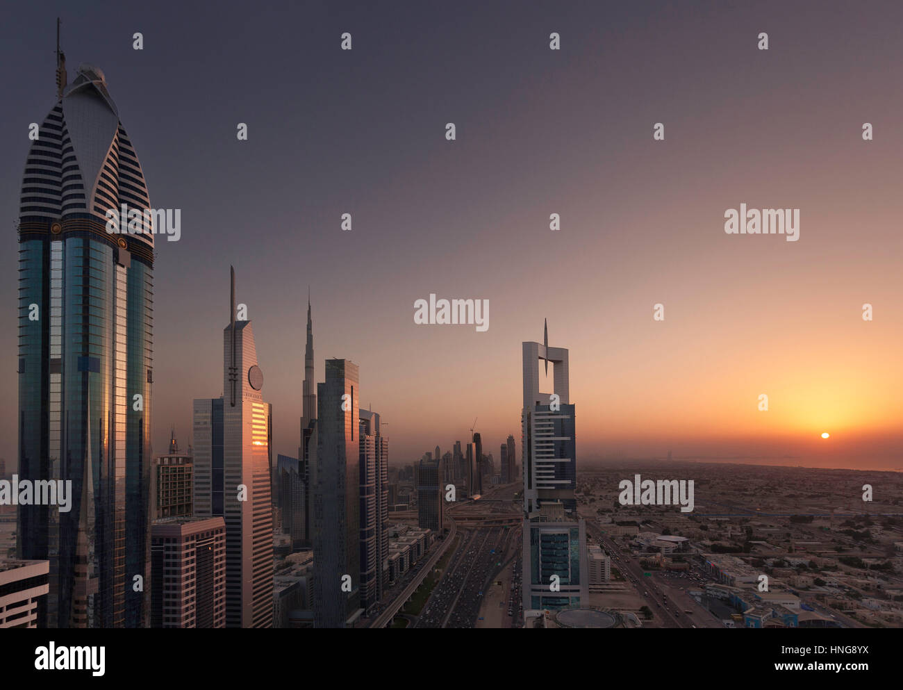 Dubai Sheikh Zayed Road Türme in den Sonnenuntergang Stockfoto