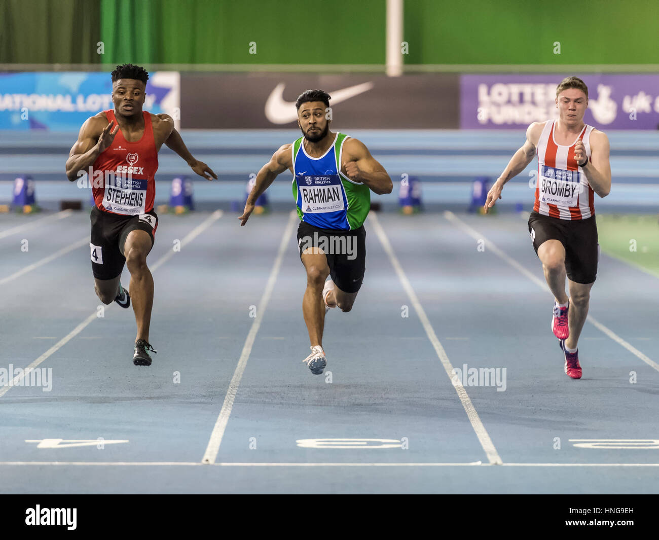 Imranur Rahman, Emmanuel Stephens und Oliver Bromby konkurrieren im Halbfinale Herren 60 Meter. Stockfoto