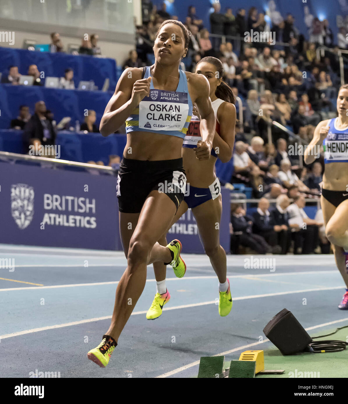 Shelayna Oskan-Clarke (WSE Hounslow) gewann die 800 Meter Finale vor Adelle Tracey und Mhairi Hendry Stockfoto