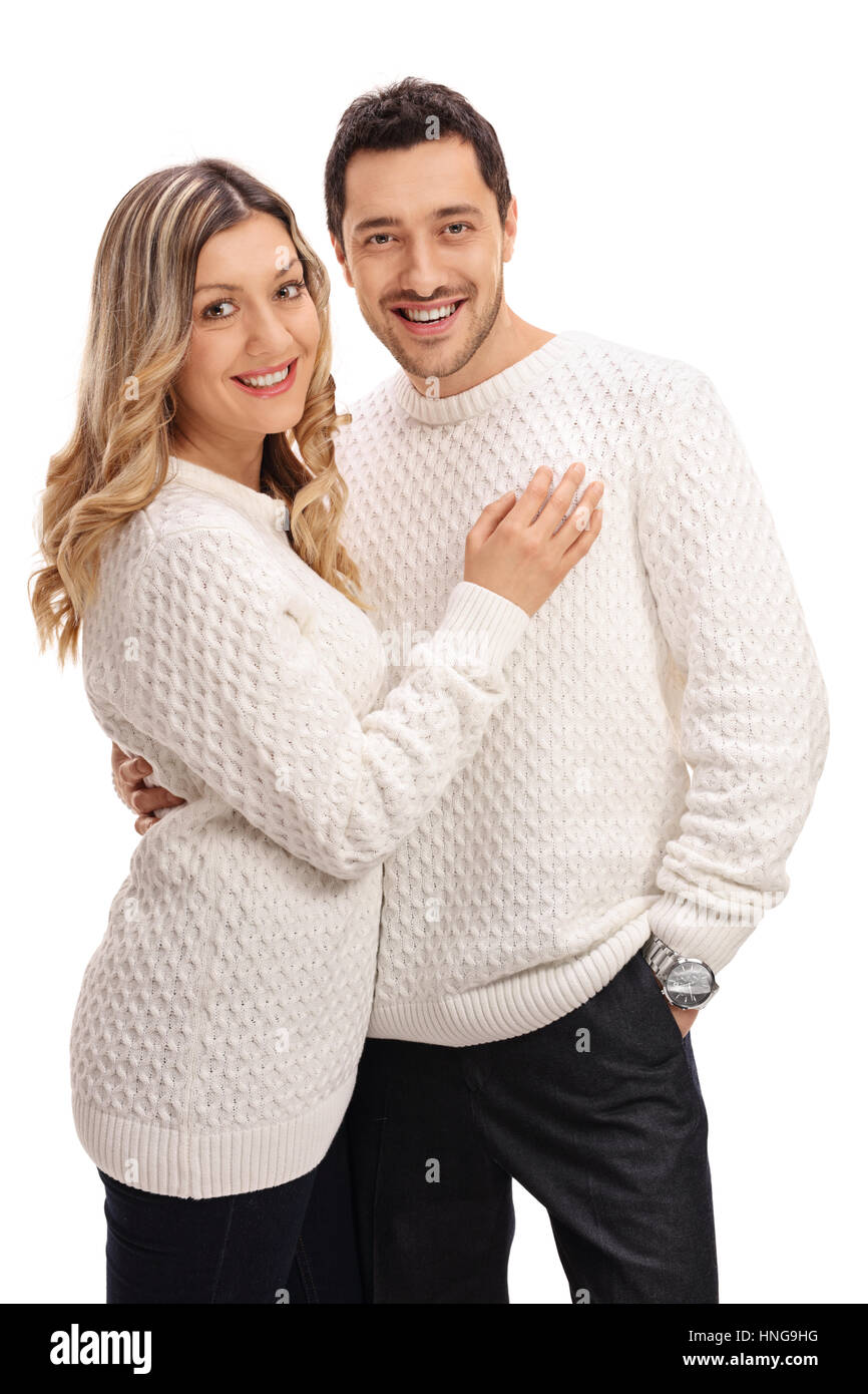 Glückliches junges Paar lächelt und schaut in die Kamera, die isoliert auf weißem Hintergrund Stockfoto
