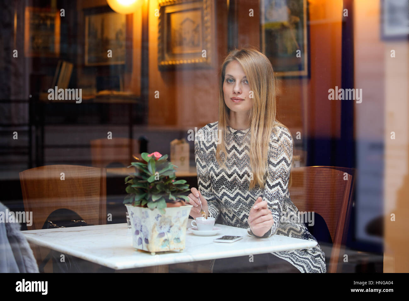 Schöne elegante Frau in einem eleganten City-Café. Urbaner lifestyle Stockfoto