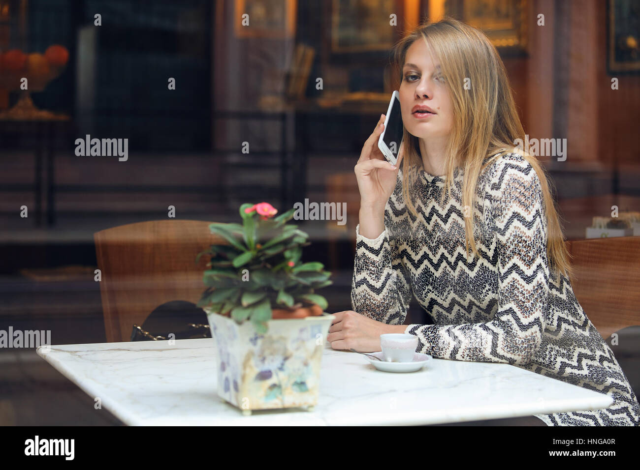 Schöne Frau mit ihrem Smartphone aufrufen. Stadt café Stockfoto