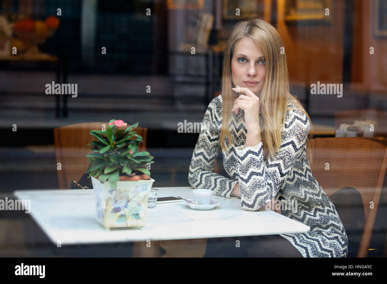 Schöne Frau in einem Café. City-lifestyle Stockfoto