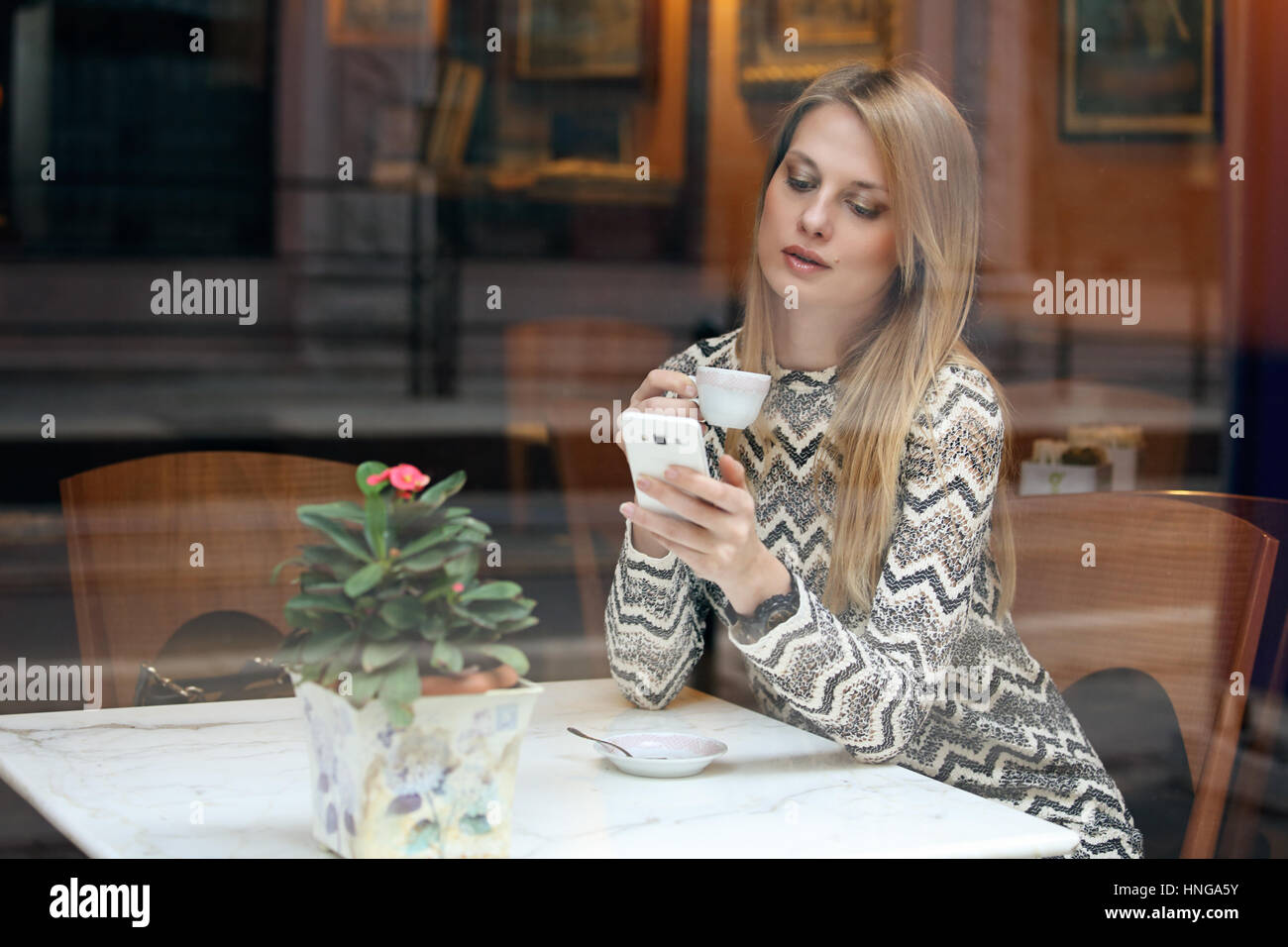 Schöne Mädchen mit ihrem Handy im Café. City-lifestyle Stockfoto