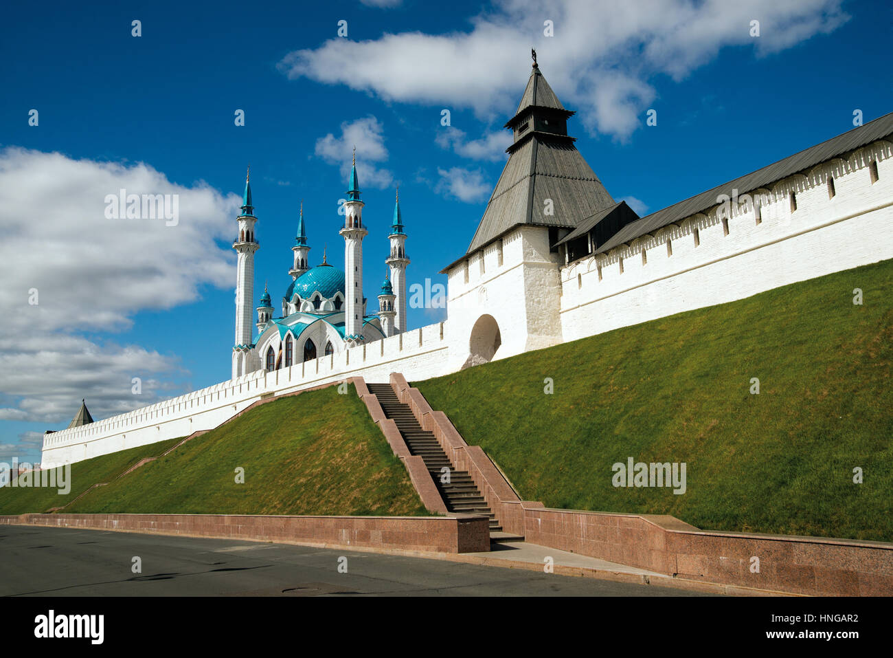 Ein Blick auf alte Kasaner Kreml und neue großartige Moschee Kul-Sharif Stockfoto