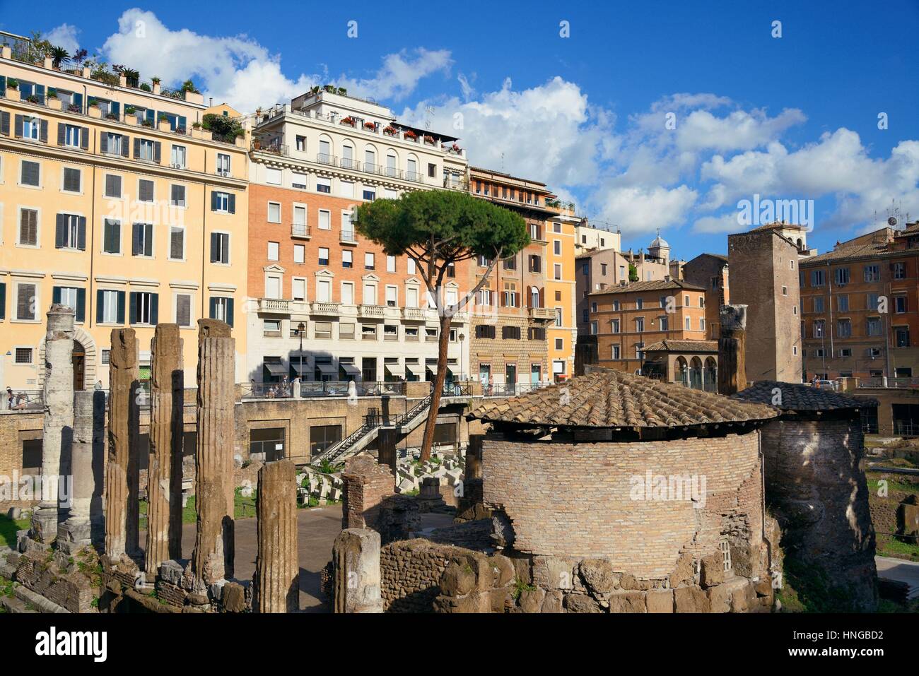 Straßenansicht mit historischen Gebäuden und Ruinen in Rom, Italien. Stockfoto