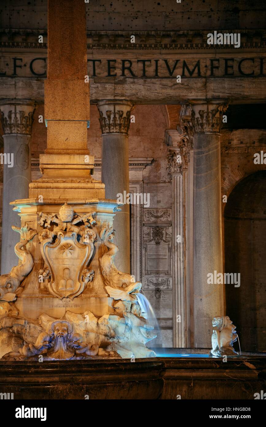Pantheon in der Nacht mit Brunnen. Es ist eine der am besten erhaltenen antiken römischen Bauwerke in Rom, Italien. Stockfoto