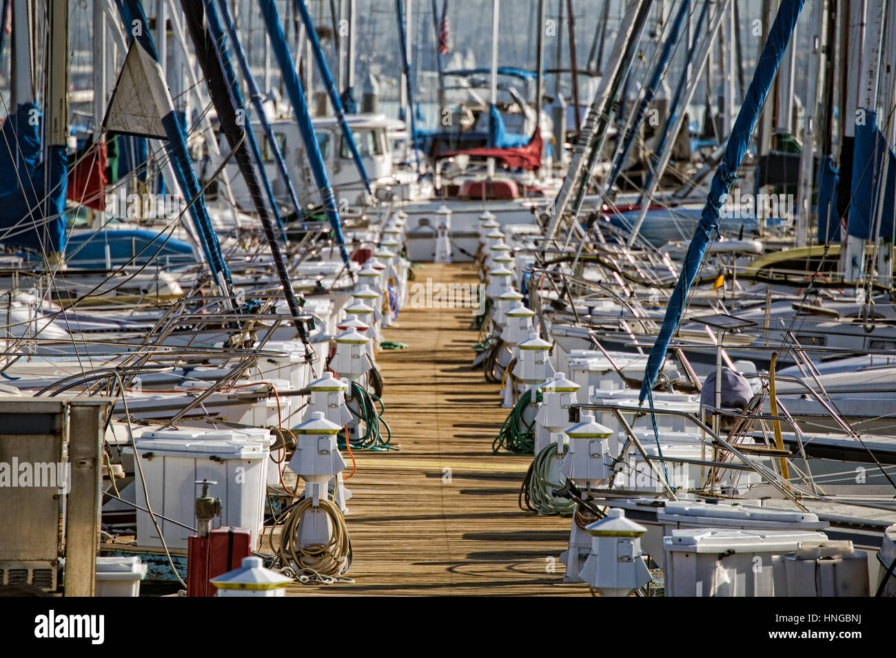 Segelboote angedockt an der Geiger Cove Marina südlich von Coronado, Kalifornien. Stockfoto