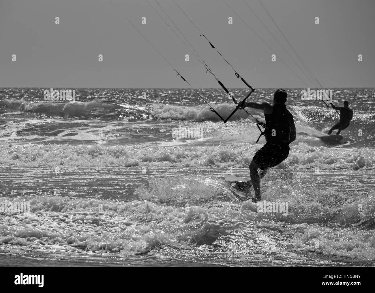 Zwei Kitesurfer in Südkalifornien. Stockfoto