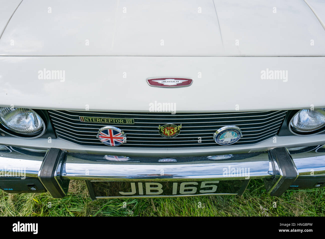 Chrom Grill Detail und Abzeichen auf einem Jensen Interceptor III bei Bodelwyddan Classic Car Show Stockfoto