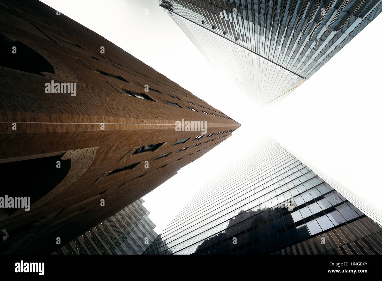 NEW YORK CITY - NOV 12: Downtown Wolkenkratzer an einem nebligen Tag am 12. November 2014 in Manhattan, New York City. Mit 8.4M Einwohnern ist es die Stockfoto