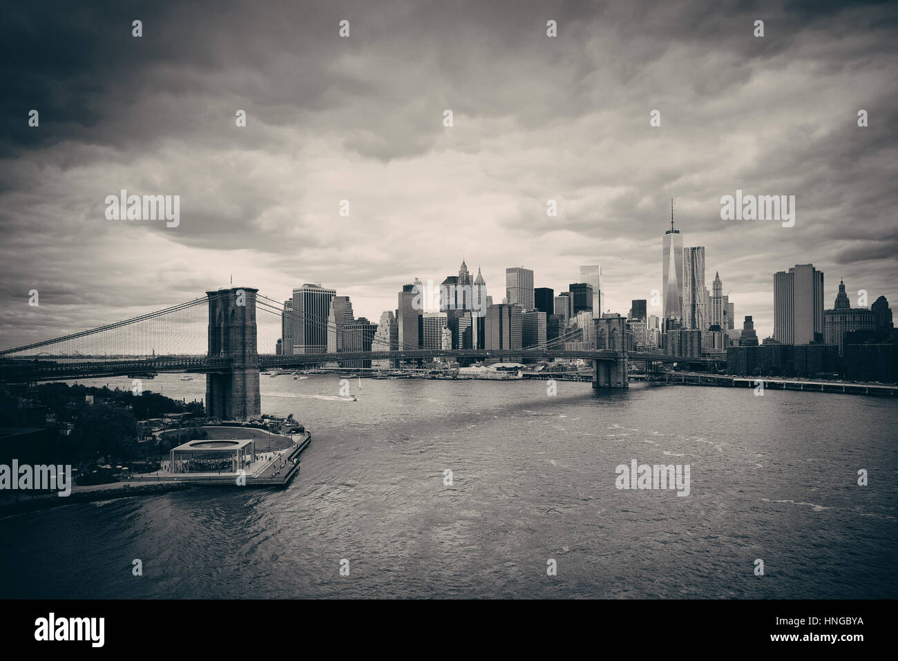 Manhattan Bankenviertel mit Wolkenkratzern und Brooklyn Bridge. Stockfoto