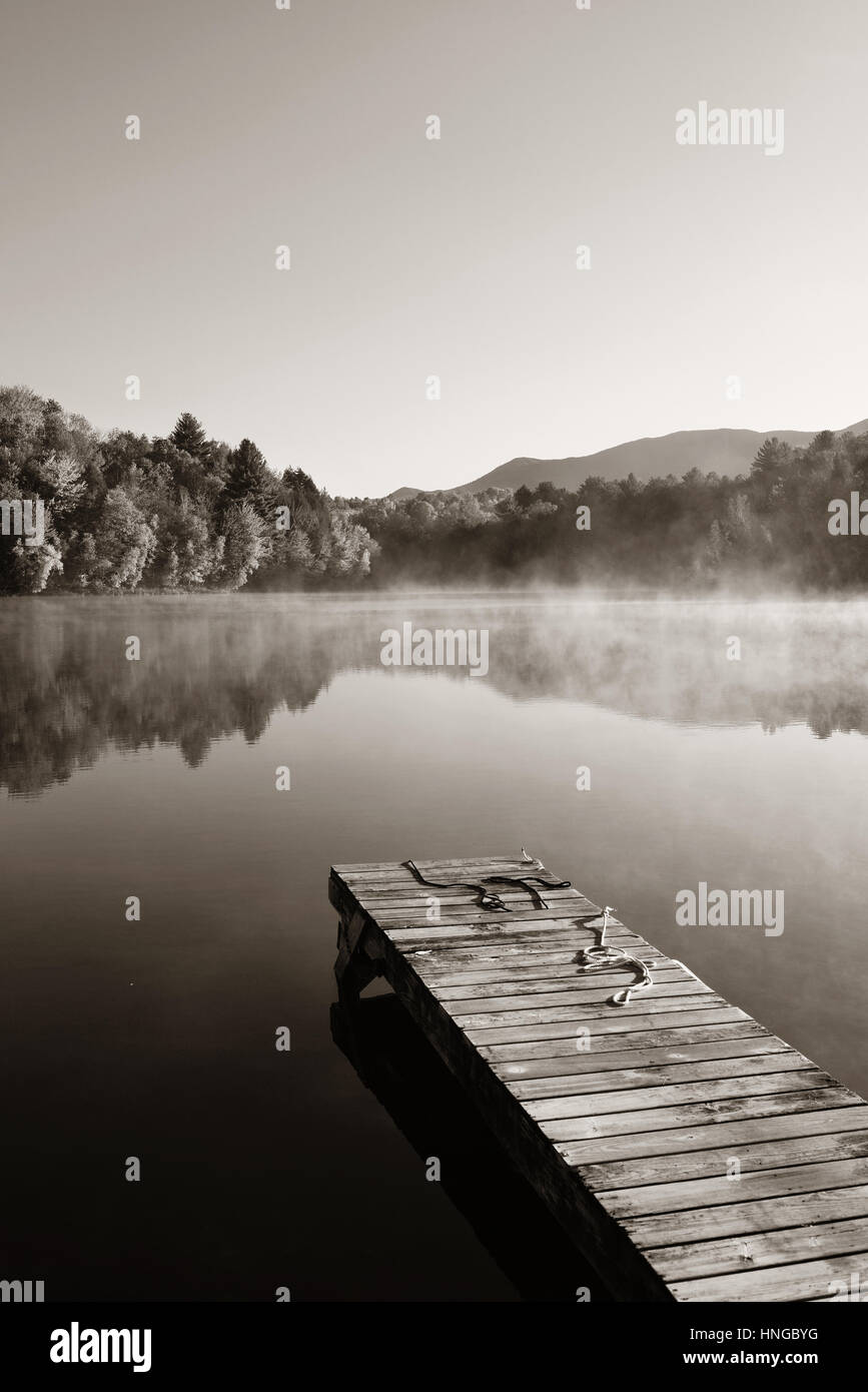 See-Nebel mit Herbstlaub und Bergen mit Reflexion in New England Stowe Stockfoto