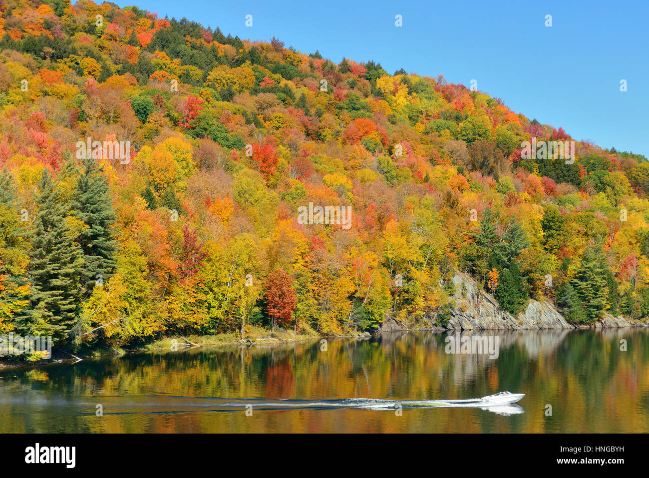 See mit Herbstlaub und Berge in New England Stowe Stockfoto