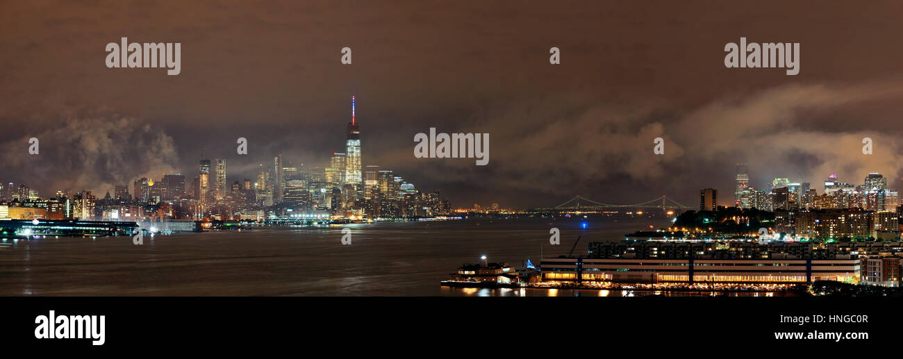 Innenstadt von Wolkenkratzer von Manhattan und New Jersey in der Nacht Stockfoto