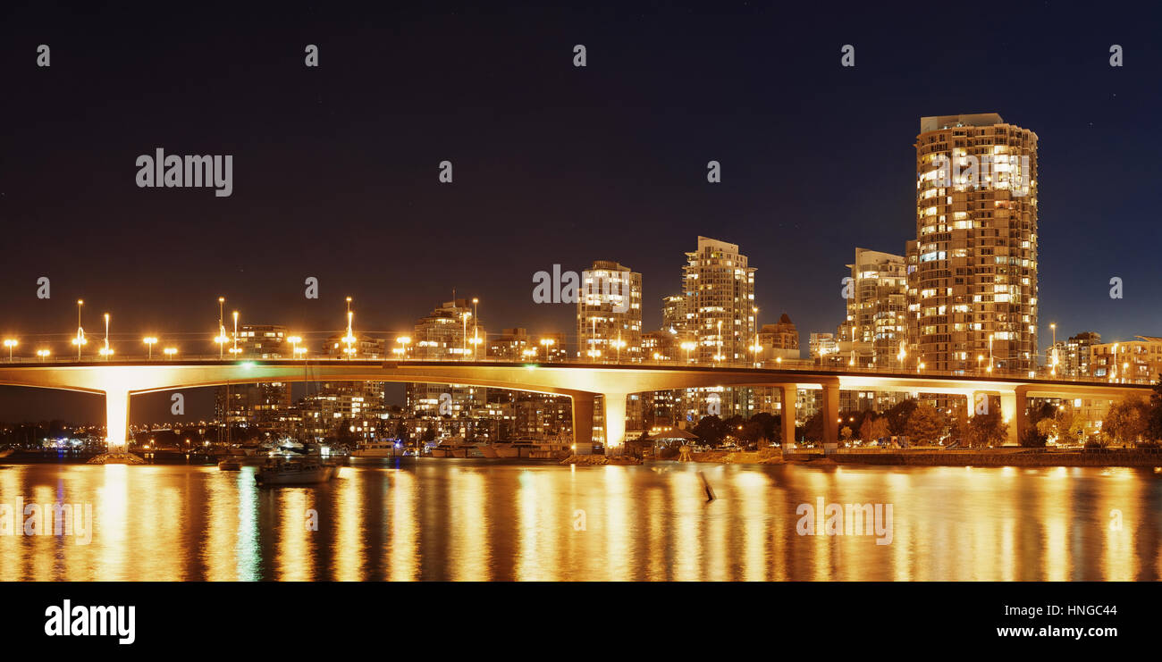 Vancouver Stadt Skyline bei Nachtansicht mit Gebäuden und Brücke. Stockfoto