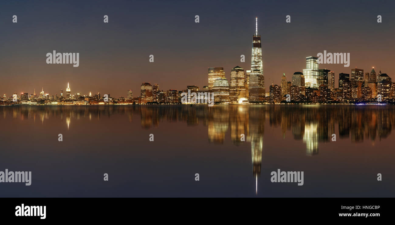 New York City bei Nacht mit städtischen Architekturen Reflexionen Stockfoto