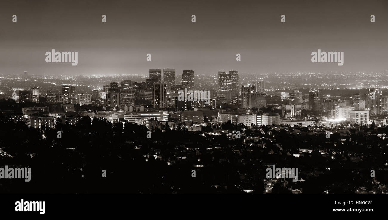 Los Angeles bei Nacht mit städtischen Gebäuden im BW Stockfoto