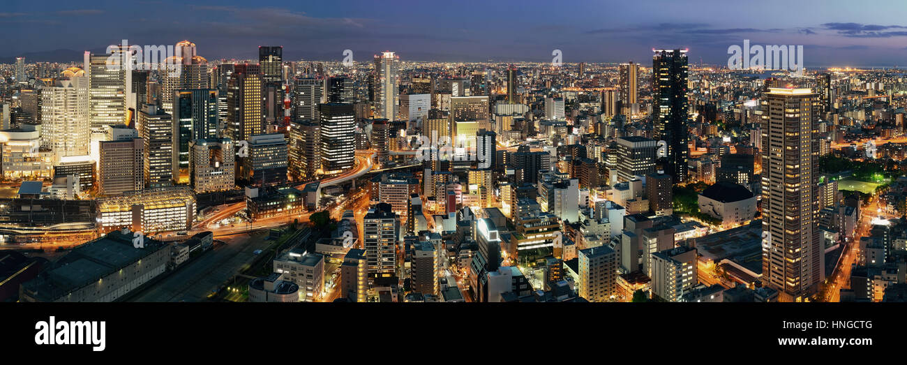 Osaka Stadt bei Nacht Panoramablick von der Dachterrasse. Japan. Stockfoto