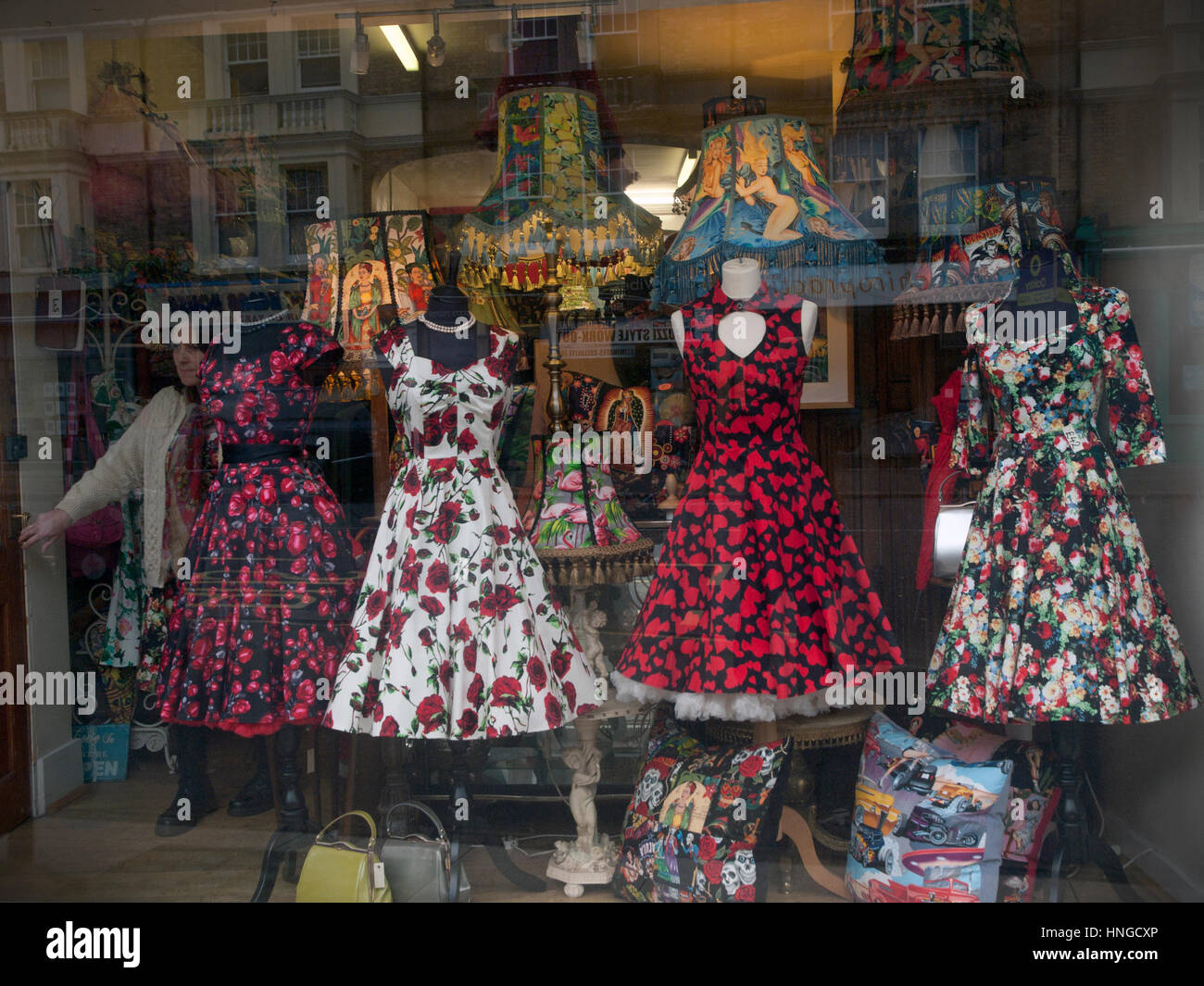 In einem Schaufenster Brighton eine Anzeige der Retro-Style Kleidung Stockfoto