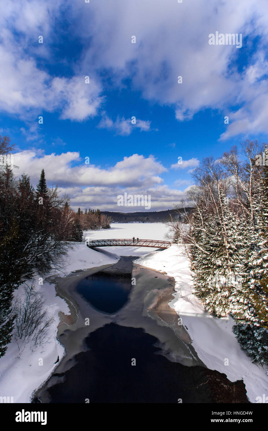 Langlauf machen Skifahrer zurecht Arrowhead Provincial Park in Ontario, Kanada. Stockfoto