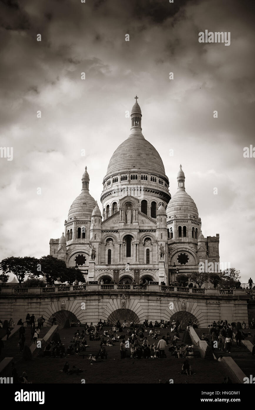 PARIS, Frankreich - Mai 13: Sacre Coeur Kathedrale und Touristen am 13. Mai 2015 in Paris. Mit der Bevölkerung von 2M ist Paris die Hauptstadt und Most-bevölkerungsreichste Stockfoto